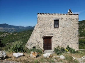 Tour carrée du 17e s village perché en Drome provençale